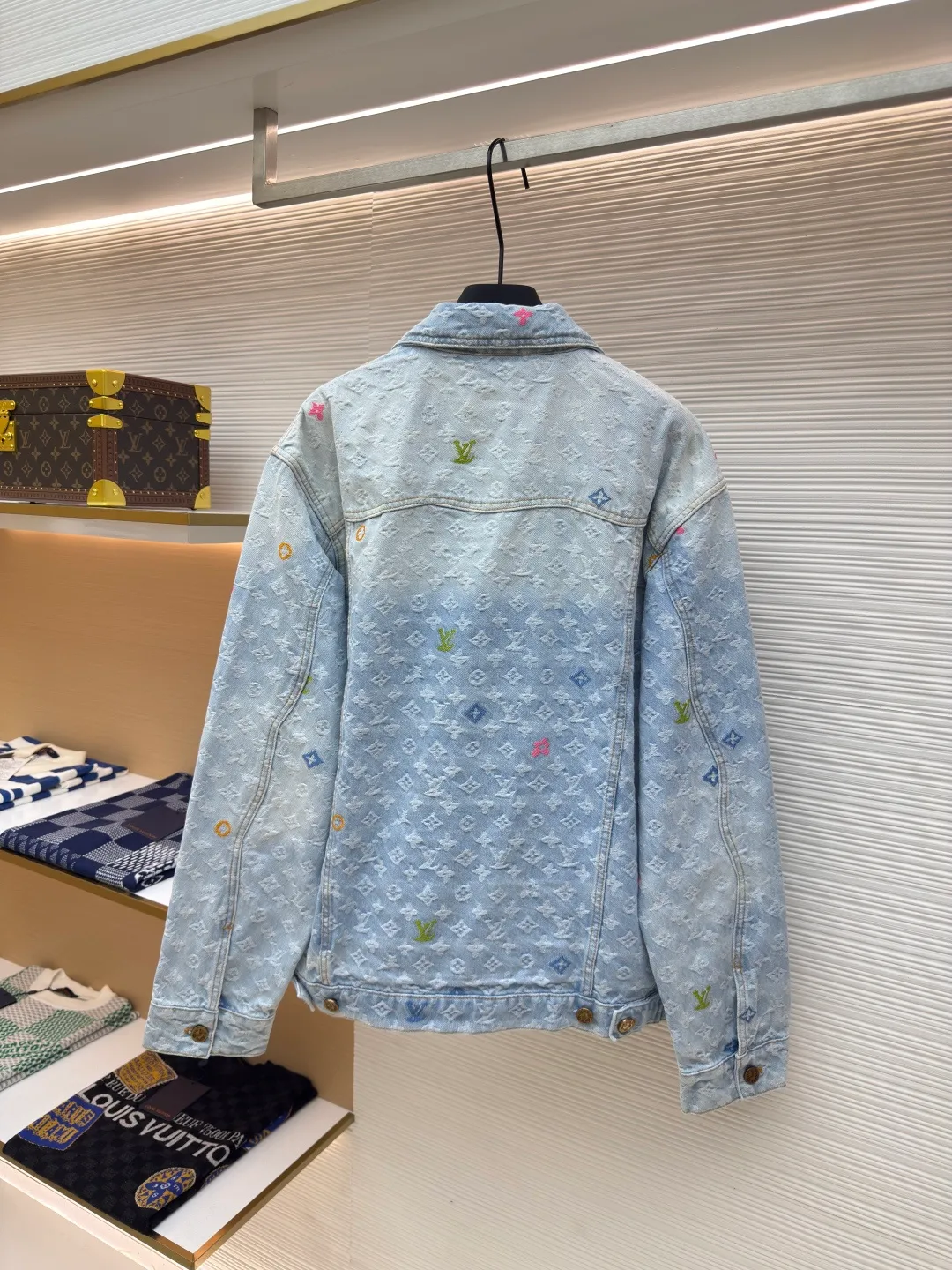 LOUIS VUITTON colorful letter jacquard denim jacket ●Authentic product: Purchased and developed at 26300 ●Item number: 1680111-C45 ●Fabric: cotton denim fabric ●Technology: embroidery ●Version: fitted version ●Weight: about 1245 grams ●Size: 46-48-50-52 ●Description: It is made of unique washed denim cotton with excellent elasticity and stretchability. The entire model has been washed twice to achieve the perfect texture and color. The various wiring and workmanship are even more meticulous. The whole body is customized with hardware and customized leather labels. All details are perfect! The overall wiring is straight and delicate, the fabric is comfortable and soft, and the color is consistent without color difference. It can be matched with the same style to create a fashionable look and control various occasions. Customized accessories, complete with three standards, same style for men and women!
